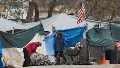 Gavin Newsom emite una orden ejecutiva para retirar los campamentos de desamparados en California