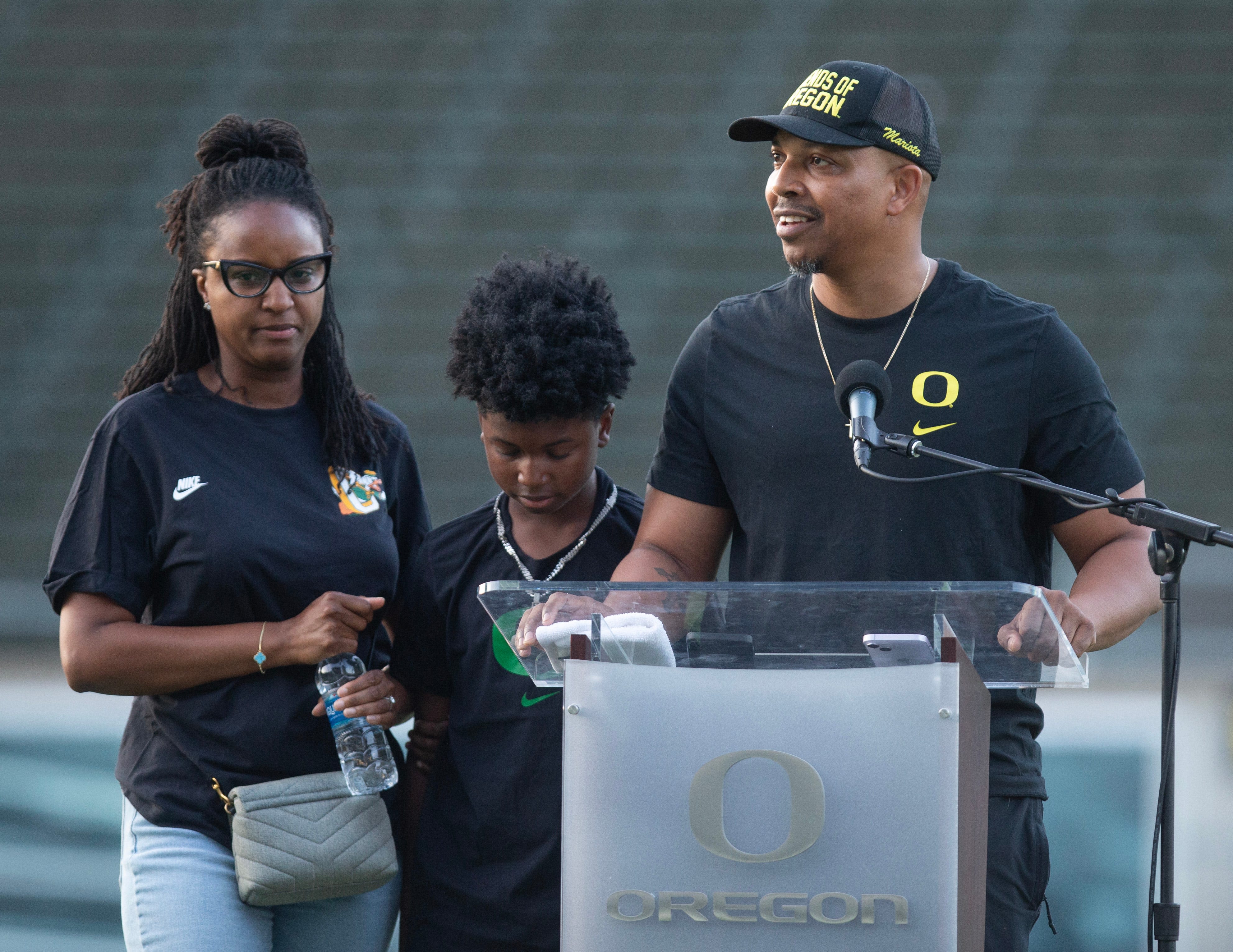 Oregon football celebrates life of former Duck Khyree Jackson at vigil