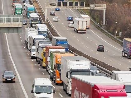 A81: Wo nicht nur die Autos, sondern auch die Freigabe der Seitenstreifen im Stau stecken