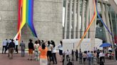 El vergonzoso intento de quitar el emblema LGBTQI+ de un edificio: “Están peleando y va ganando la bandera” | Por las redes