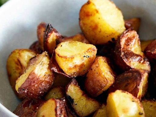 Recipe for crispy honey garlic and rosemary roast potatoes wows foodies