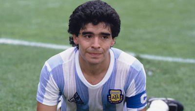 35 años después, apareció el Balón de Oro que Maradona ganó en 1986: será subastado en París