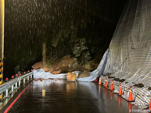 快訊／新北三峽山區崩塌畫面曝 巨石阻路雙向交通中斷