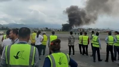 Video: un avión con 19 pasajeros se estrelló en Nepal: solo el piloto se salvo