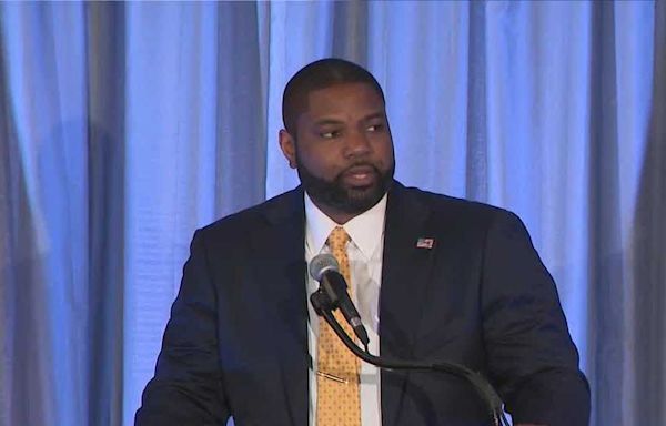 Congressman Byron Donalds speaks at Amos Tuck Dinner