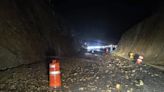 Lluvias causan derrumbes en la carretera a la Costa de Oaxaca y afectaciones en el Istmo