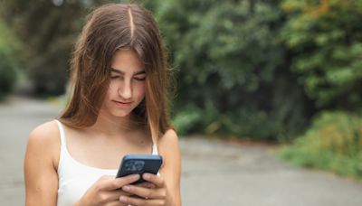 Psychologist reveals the exact age your child should be given a smartphone