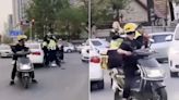 街頭擂台．有片│天津2交警馬路中間互毆 網民：應該報警嗎？