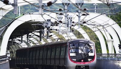 陸童香港地鐵車廂內當眾便溺 母子相視而笑一舉動港人炸鍋