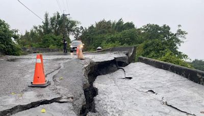 大雨滂沱...南市官田山區道路掏空逾50米、擋土牆位移 全線封閉