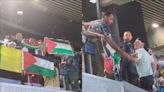 París 2024: VIDEO Activistas ondean banderas de Palestina y provocan altercado con aficionados de Israel