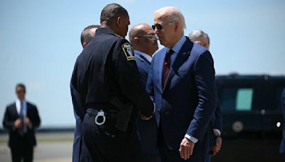 El presidente Joe Biden visita a las familias de los oficiales fallecidos en el tiroteo en Charlotte