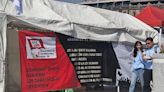 Marea Rosa: Profesores de la CNTE permiten instalación del templete en el Zócalo, pero con división de vallas en su campamento
