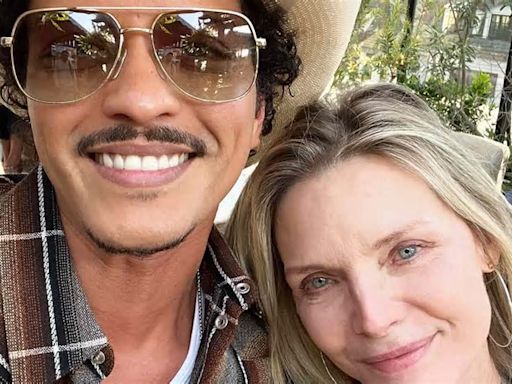 Michelle Pfeiffer Takes Selfie with Bruno Mars After ‘Uptown Funk’ Lyrics Namecheck Her: ‘Look Who I Ran Into’