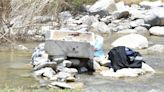 Ante falta de agua, habitantes de Nuevo León se bañan y lavan su ropa en el río