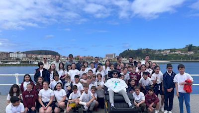 Esta es la singular actividad que reunió en el muelle a cien alumnos de los dos colegios de Ribadesella