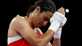 La boxeadora Imane Khelif firmó un contundente triunfo, se aseguró la medalla y rompió en llanto tras la polémica por su participación en París 2024