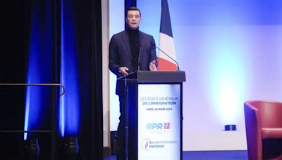 Jordan Bardella, candidato de la extrema derecha francesa a las europeas, carga contra Macron