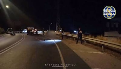 Un joven muerto y otro en estado crítico en Sevilla tras salirse en un puente la moto en la que iban