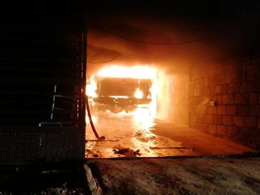 Incendio arrasa con pick up Lobo en casa de Cuauhtémoc