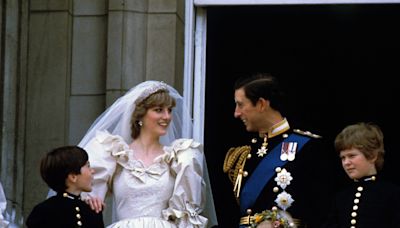 El papel protagonista de Camila Parker-Bowles en la boda de Carlos de Inglaterra y Lady Di: fue vestida de blanco