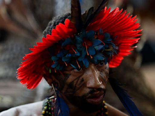 Grupo indígena de Brasil celebra regreso de manto sagrado después de casi 400 años en Europa