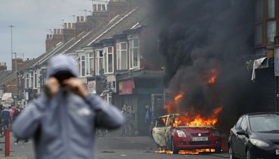 Starmer promete más castigos para sofocar la ola de violencia en Gran Bretaña: “Enfrentarán todo el peso de la ley”