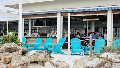 Best beach bar in Florida? Top 10 we love for drinks, food, views and waterfront fun!