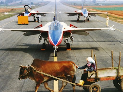 IDF戰機首飛成功35週年 漢翔秀當年牛車「穿越」原型機圖