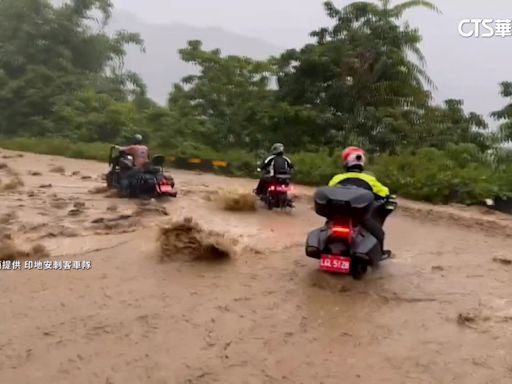 險！重機車隊跑山遇土石流險卡關 冒險涉水下山