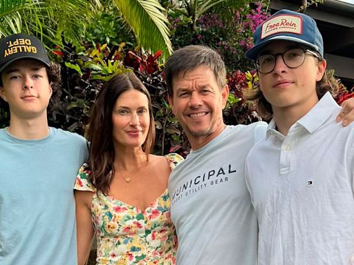 Mark Wahlberg posa con sus hijos adolescentes en Hawái y se queja de que ya son más altos que él