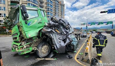 新店驚悚車禍畫面曝！轎車猛撞聯結車變廢鐵 駕駛奇蹟輕傷