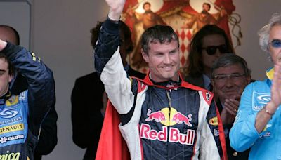 Red Bull sube una foto felicitando a Coulthard en la que aparecen Alonso y Briatore... ¡y todo el mundo apunta a lo mismo!