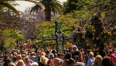 Flores y cruces para celebrar el día grande de Santa Cruz