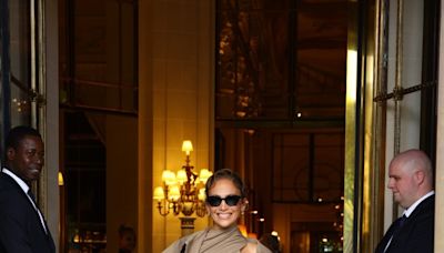 Jennifer Lopez atrai flashes em Paris durante a semana de alta-costura