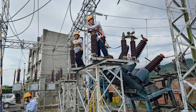 快訊/2萬戶受影響！桃園大規模停電…民眾摸黑拿手電筒作帳 台電曝雷擊釀禍