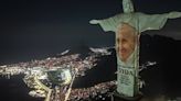 El Cristo Redentor promueve la autobiografía del papa Francisco en Brasil