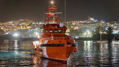 Rescatada una patera con 129 migrantes a bordo en el muelle de Arguineguín, Gran Canaria