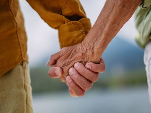 La oyente que devuelve la fe a los románticos: conoció al amor de su vida en un ascensor, no se vieron en 15 años y le pone esta canción en directo