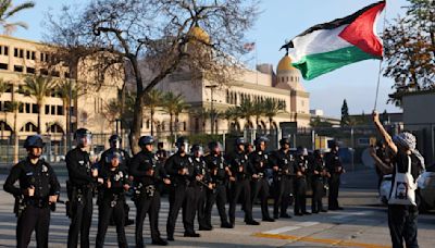 Estudiantes de Pomona College realizan protestas pro Palestina durante ceremonia de graduación