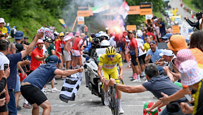 Tour de France spectator arrested after throwing chips at Pogačar and Vingegaard, will be questioned by police today