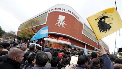 El show de Javier Milei en el Luna Park: patitos "peluca" de merchandising y un remanente de entradas en la previa