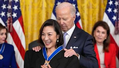 影后楊紫瓊獲頒總統自由獎章 美國總統拜登親自授獎