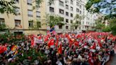 Socialistas españoles se movilizan para pedir a Sánchez que no dimita