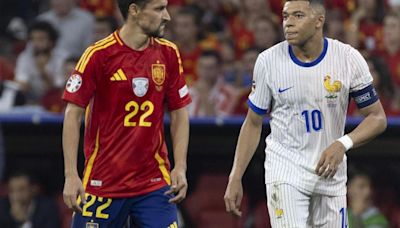 Mbappé, sin máscara para ver mejor el gol de Lamine Yamal