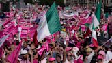 Manifestantes mexicanos consideran la reforma electoral una amenaza para la democracia