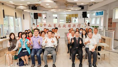 傑出校友回饋母校 嘉縣中山國小圖書館揭牌啟用