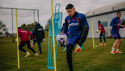 Edson Álvarez estrena jersey, diseñado por niños de primaria, en West Ham