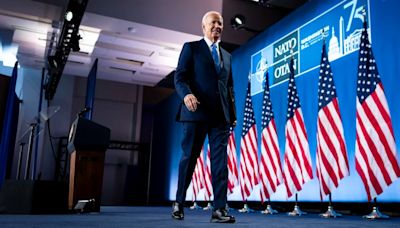 Asesores de Biden siguen discutiendo maneras de convencerlo de que se retire de la campaña