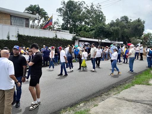 Venezolanos votan en Costa Rica con esperanzas de cambio, pese a restricciones y temores de fraude